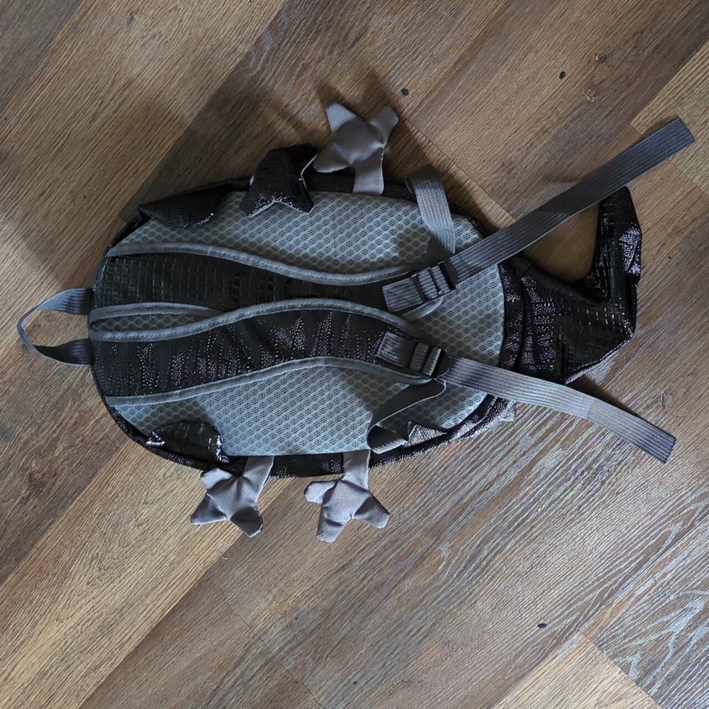 Waterproof Chameleon Backpack/ Rucksack Asking Now Only $35 - Picture 2 of 4